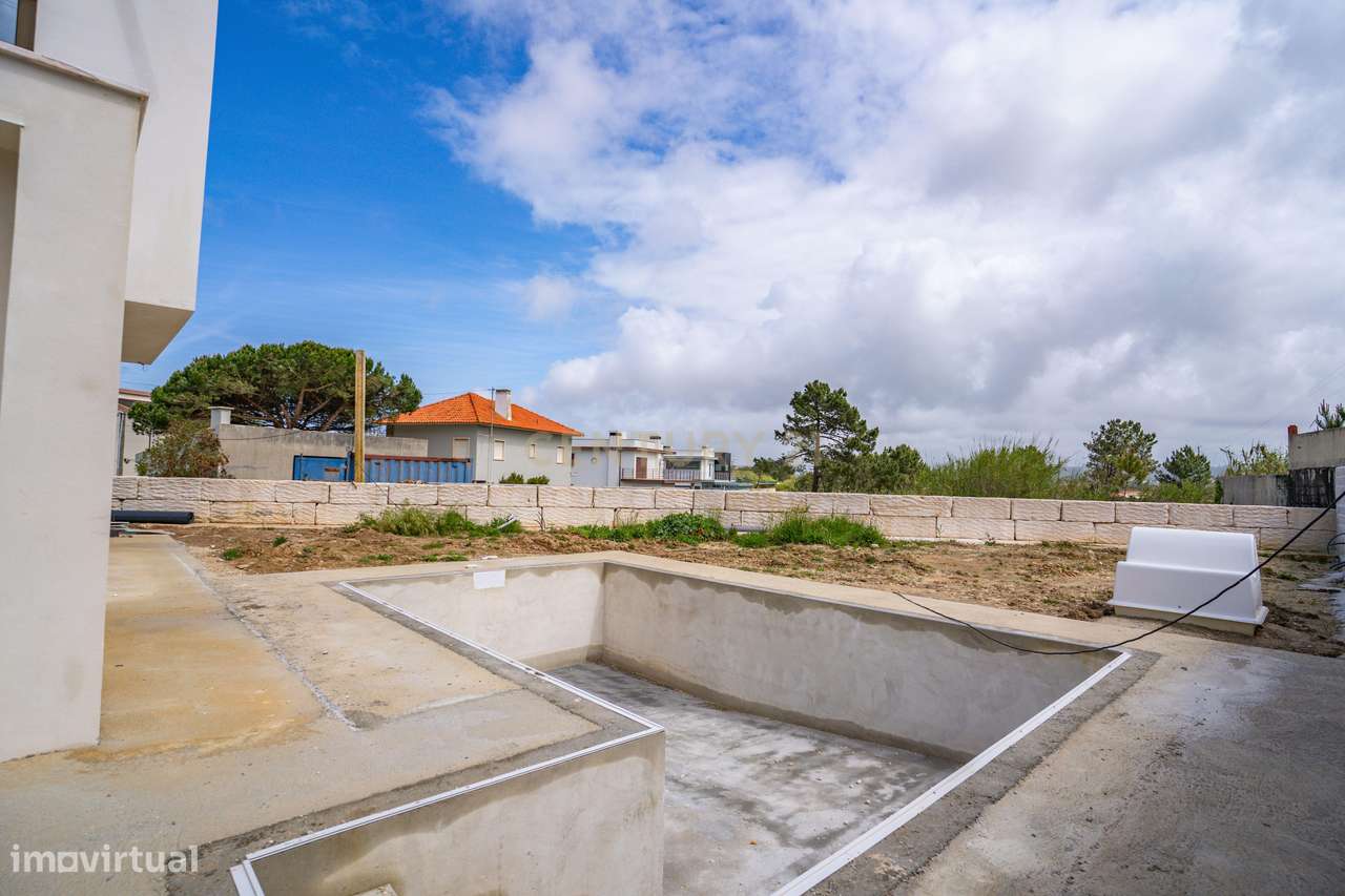 Moradia T3 com Piscina e Jardim em Salir do Porto-15