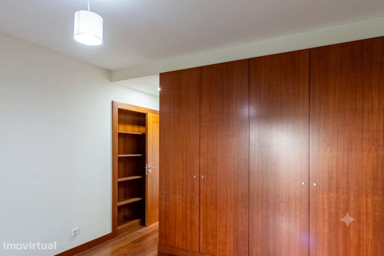 Apartamento T5 com 4 casas de banho e garagem-47