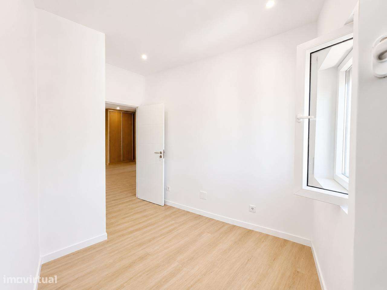 Prédio Renovado com 3 Habitações Independentes-17
