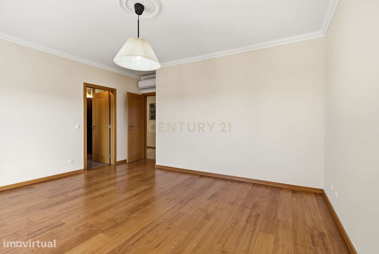 Moradia T5 com Garagem e Piscina em Miragaia, Lourinhã-15