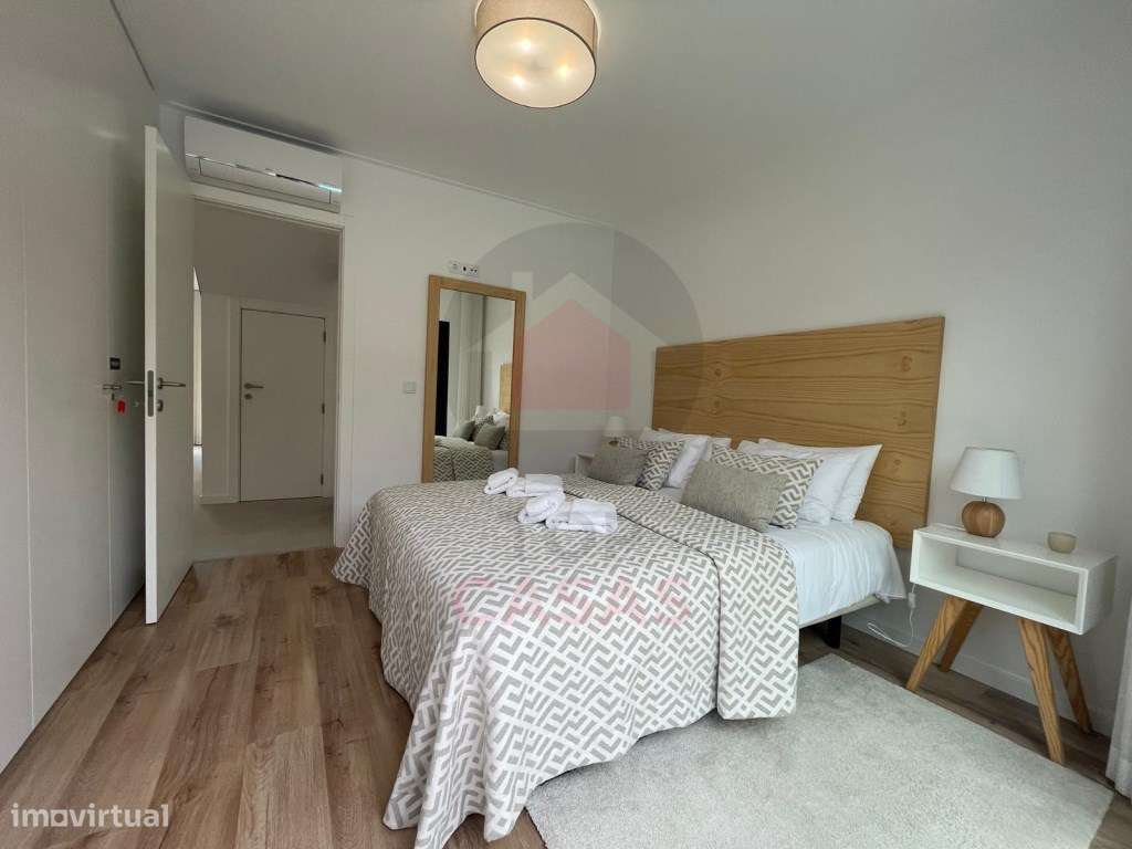 Moradia de arquitectura moderna com piscina privada-21