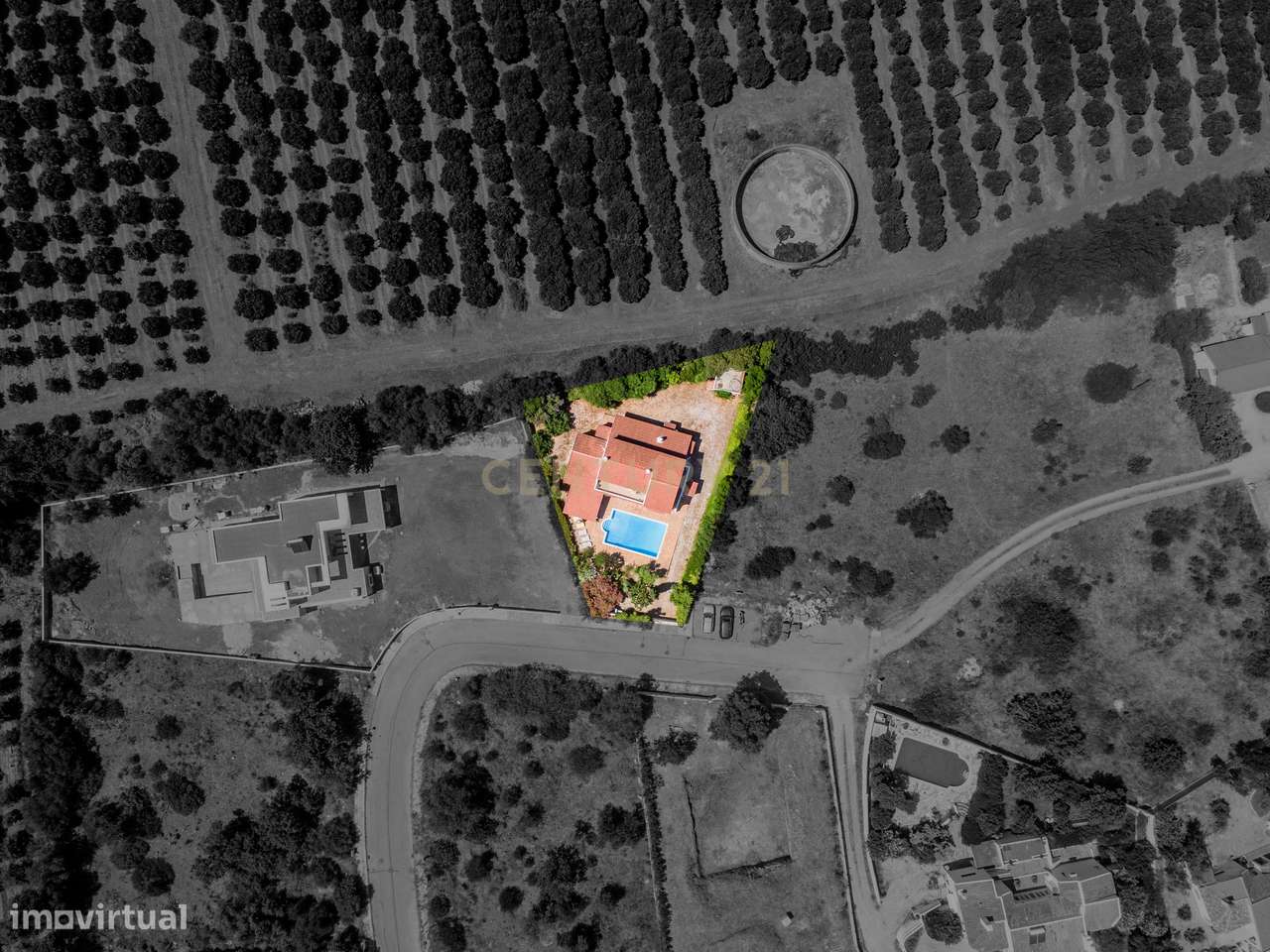 Moradia Bifamiliar T3 + T1 com Piscina  junto aos Campos de Golfe de A-42