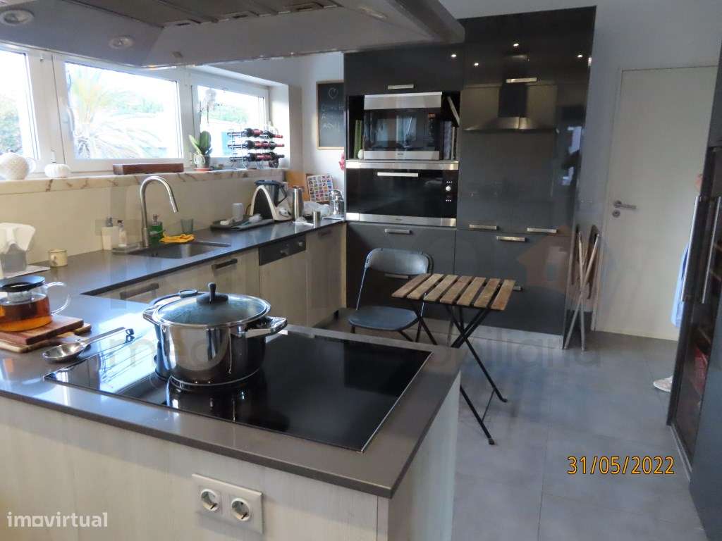 MORADIA RENOVADA RECENTEMENTE, PERTO DOS CENTROS DE CARCAVELOS E PA... - Grande imagem: 3/34