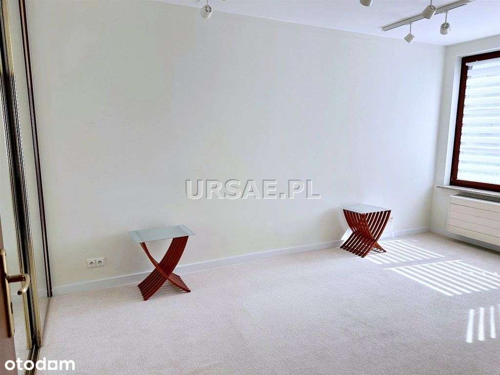 Przy Metrze Rondo Daszyńskiego i biurowcu Sire-7