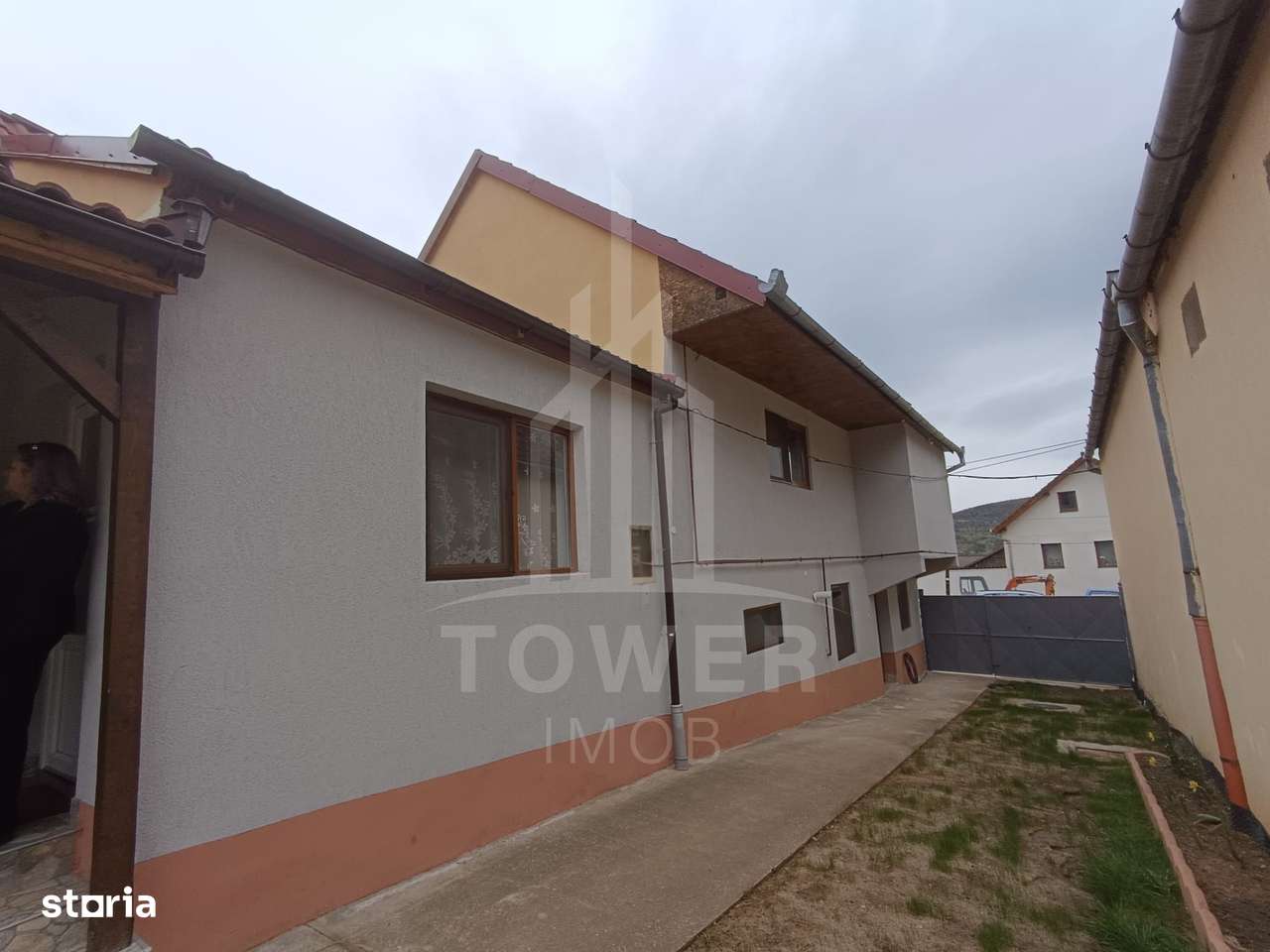 Casă de vânzare în satul Roșia cu vedere panoramică spre Munții Făgăra - Imagine principală: 1/20