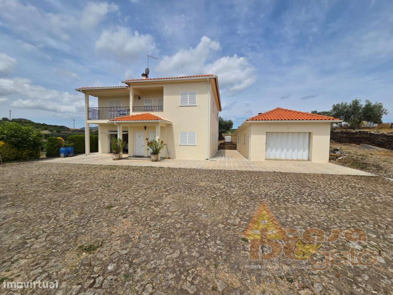 Moradia com 13.000 M2 de terreno envolvente-8