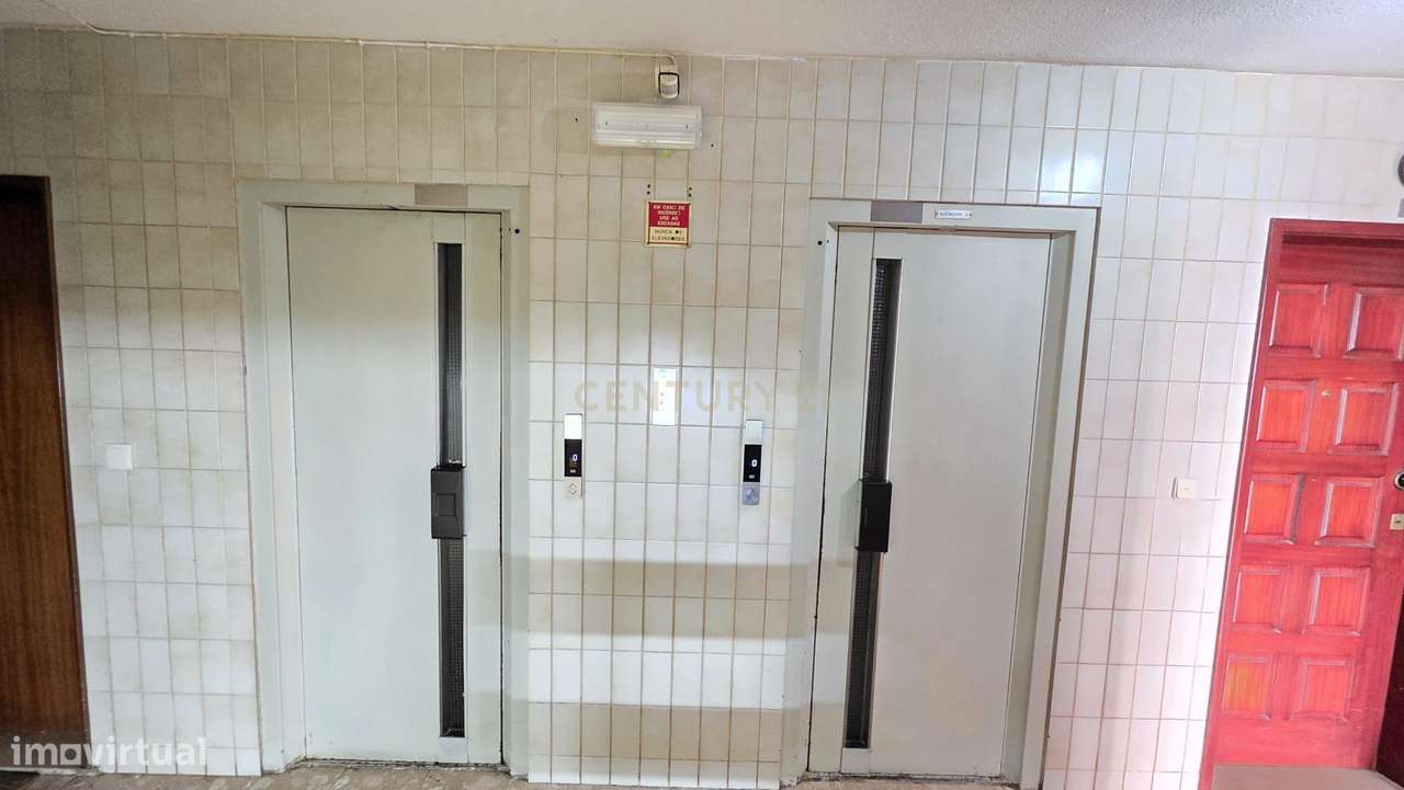 Apartamento T5 Duplex com Vista Panorâmica em Loures-27