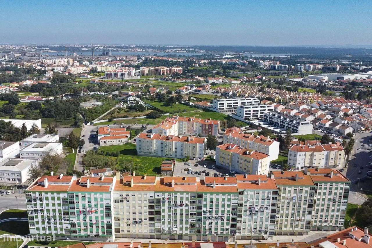 T3 Remodelado com Varanda e Vista para Lisboa – Torre da Marinha, Seix-29