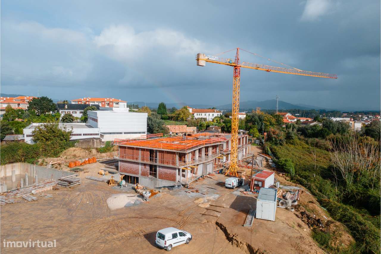 Apartamento T2 em fase de construção c/ 2 frentes e garagem fechada, e-10