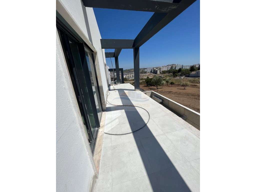 Moradia dos Sonhos 3 Suítes, Piscina, Painel Solar, 4 Vagas Garagem...-16