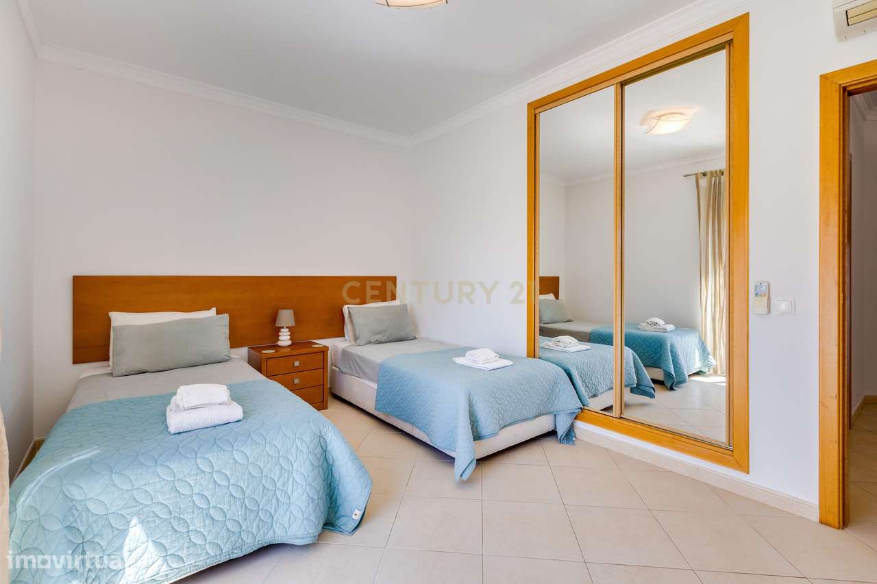 Espaçoso Apartamento T3 no Último Piso com Vista para as Piscinas no O-18