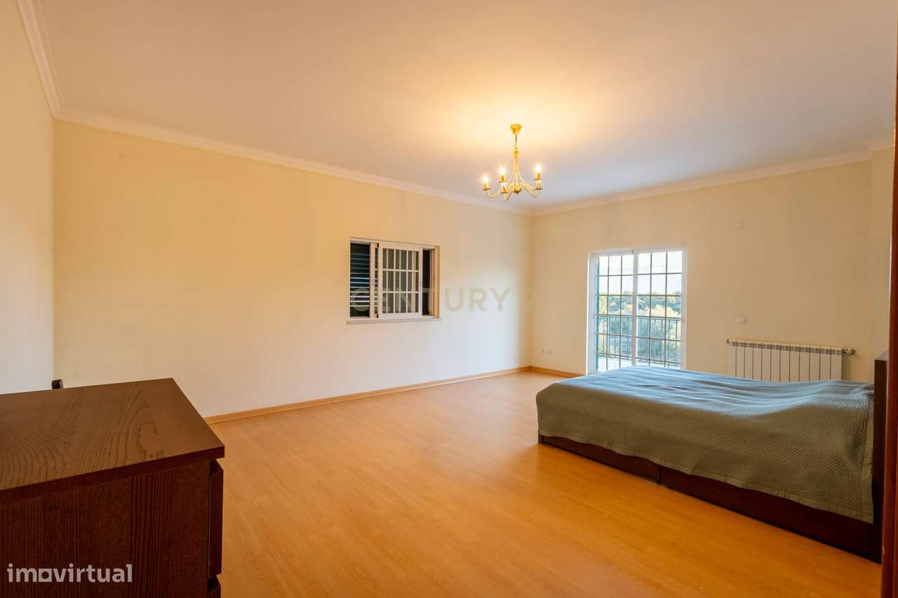 Espaço, conforto e qualidade — Moradia T4 no Vale da Rosa-18