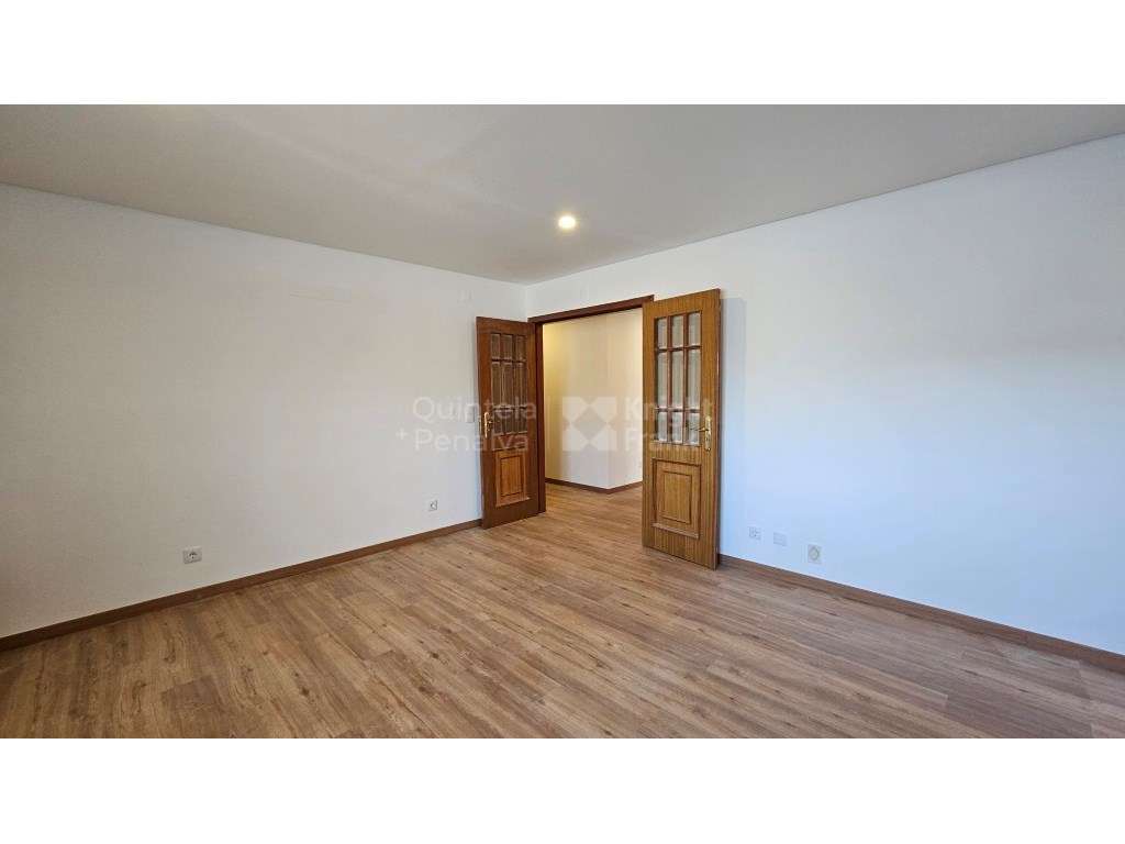 Apartamento T2 renovado com terraço e garagem em Carcavelos - Grande imagem: 5/21