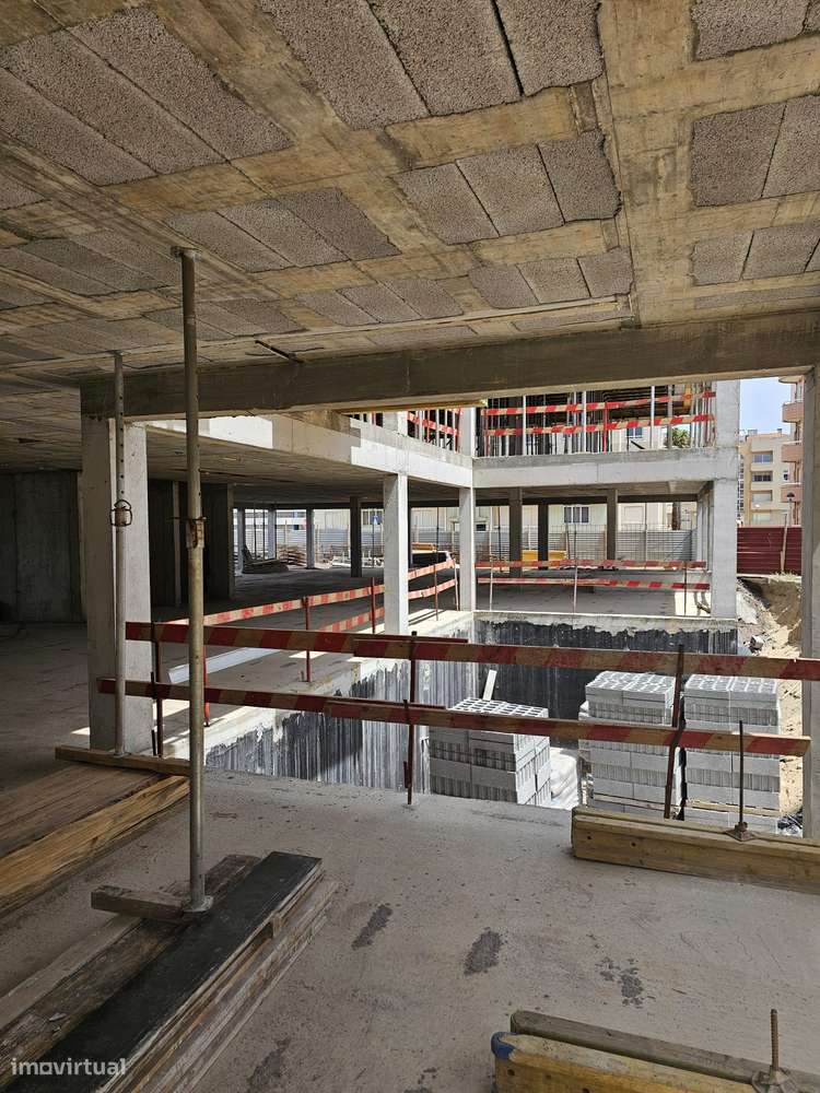 Apartamento T2 moderno com piscina e garagem-23