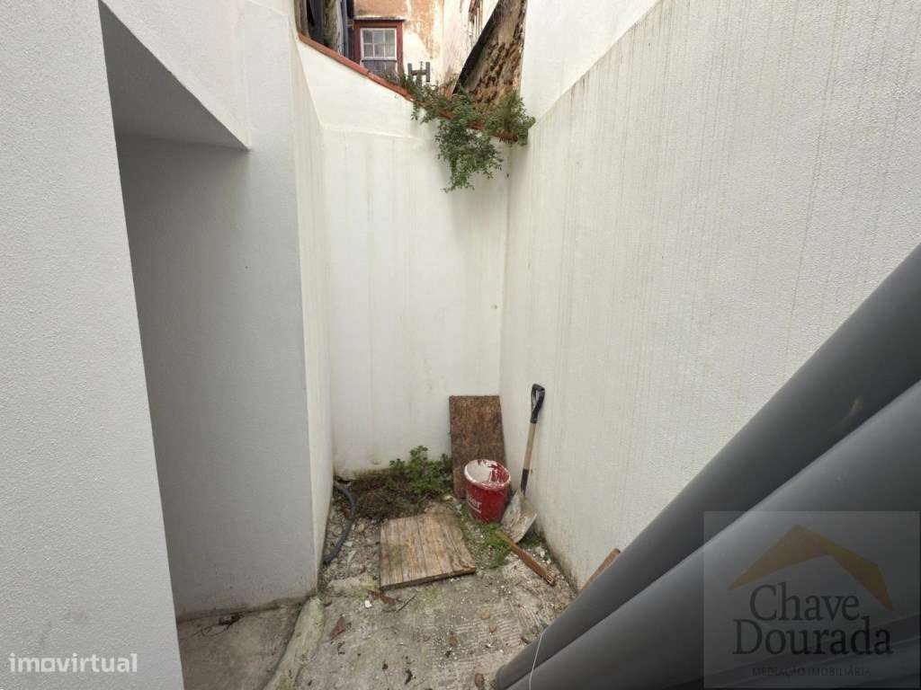 Prédio composto por 4xT0 e T1 - Centro de Coimbra-27