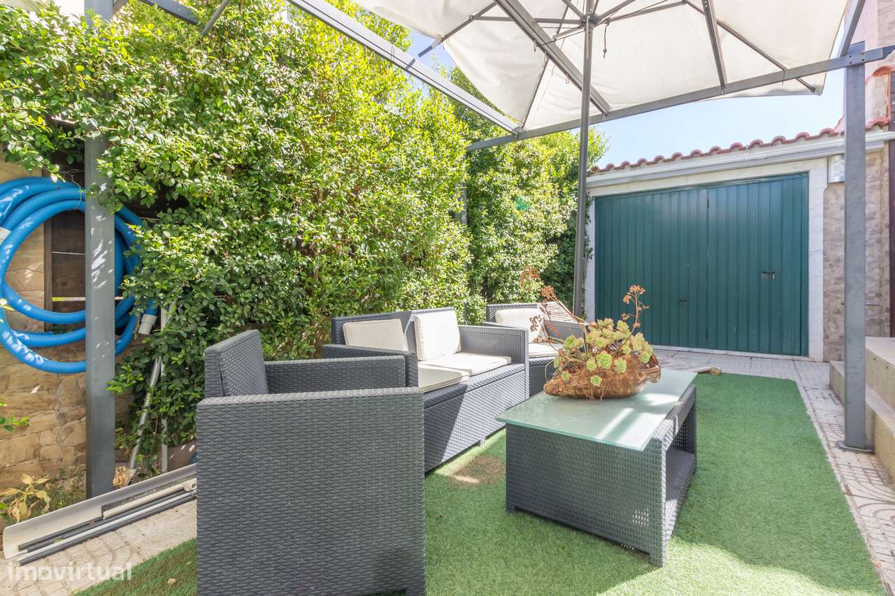 Moradia geminada T3 na Quinta do Conde com piscina, garagem e jardim-29