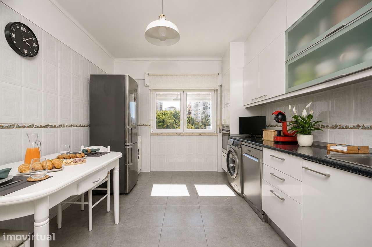 APARTAMENTO T4  CONVERTIDO EM T3 , SEMI REMODELADO, EM SETÚBAL-22