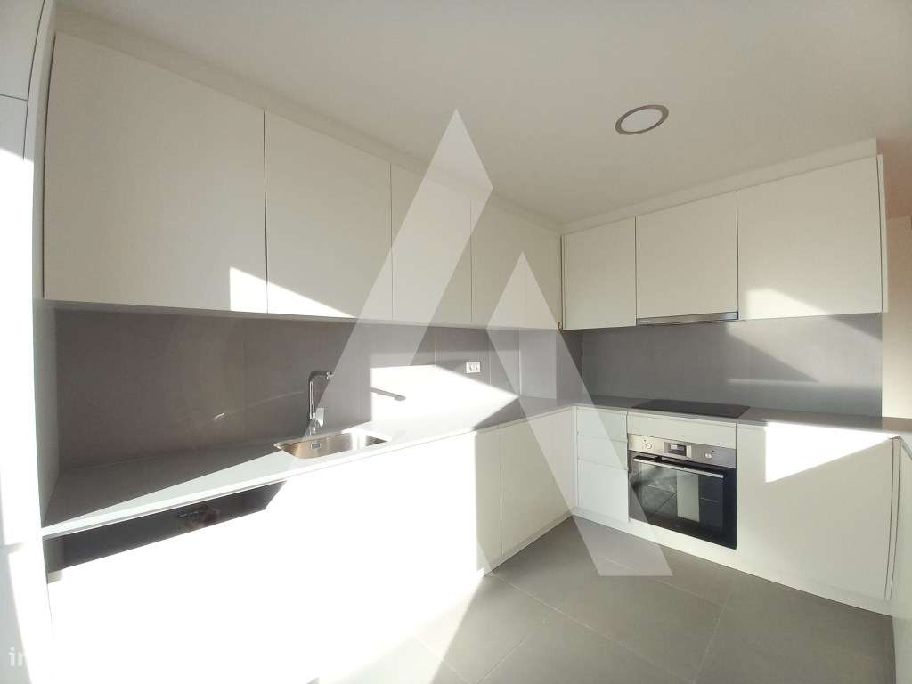 Apartamento T2 com terraço em plena Av. Dr. Lourenço Peixinho - Grande imagem: 4/14