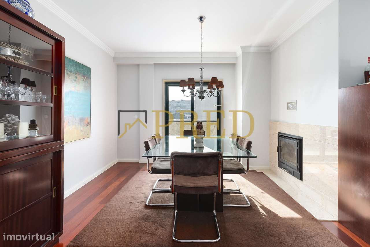 Apartamento T5, inserido no condomínio fechado 'Edifício Plaza'-8