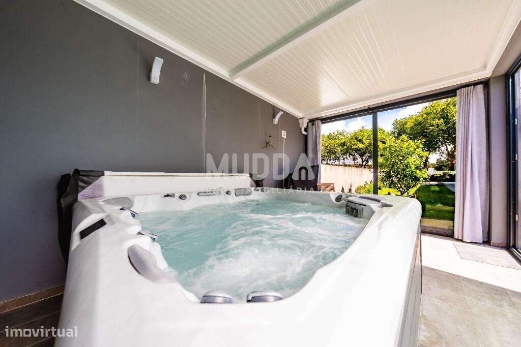 Moradia T3 Premium com Piscina, Jacuzzi e Design Contemporâneo na Foz-47