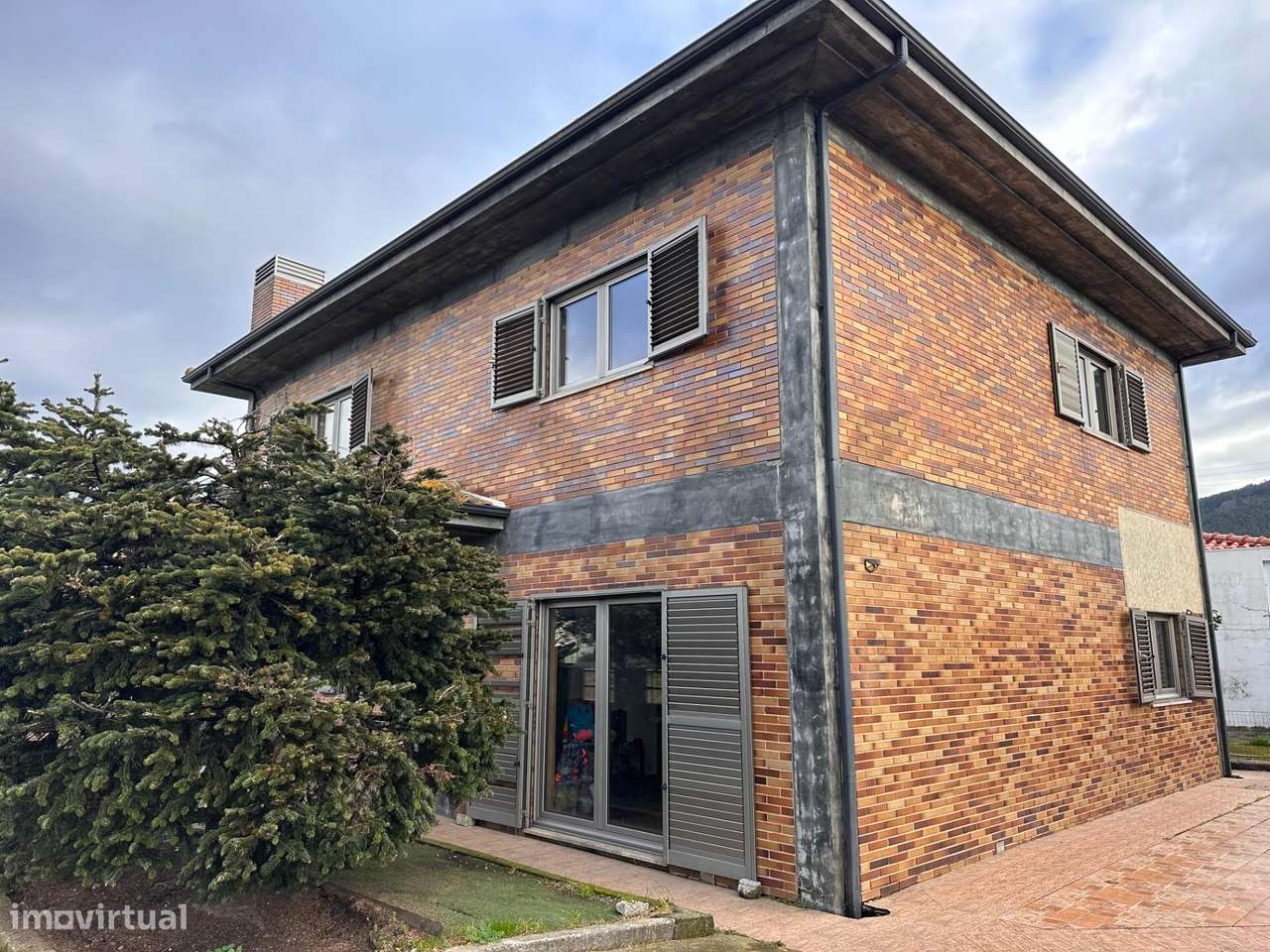 Moradia T3 em Santo Tirso: Pátio com Árvores de Fruto e Painéis Solare - Grande imagem: 3/26