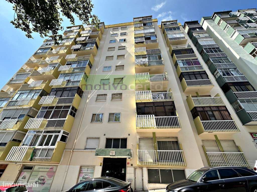 Magnífico T3 Totalmente Remodelado no Casal de São Brás, com Varand...-0