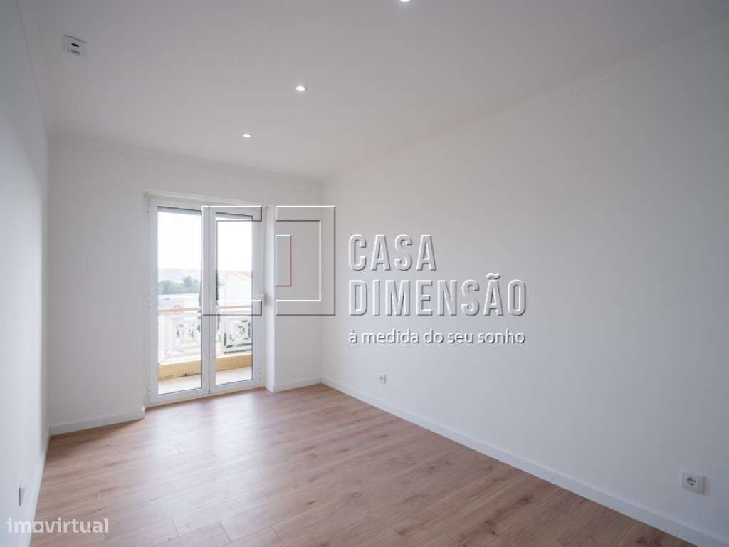 Apartamento T1, em fase de remodelação, Na Damaia!!-17