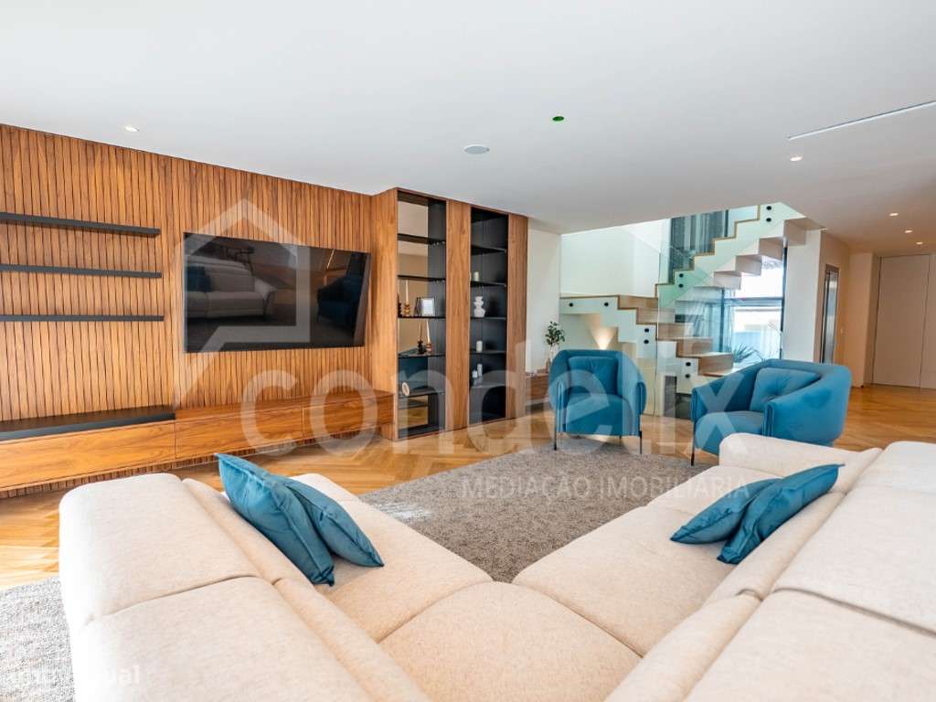 Moradia T5+1 nova com piscina em condomínio fechado de luxo no Estoril-9