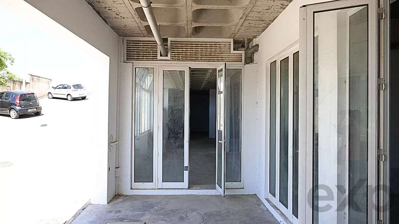 Imóvel Combinado: Armazém/Espaço Comercial com direito exclusivo a gar - Grande imagem: 4/23