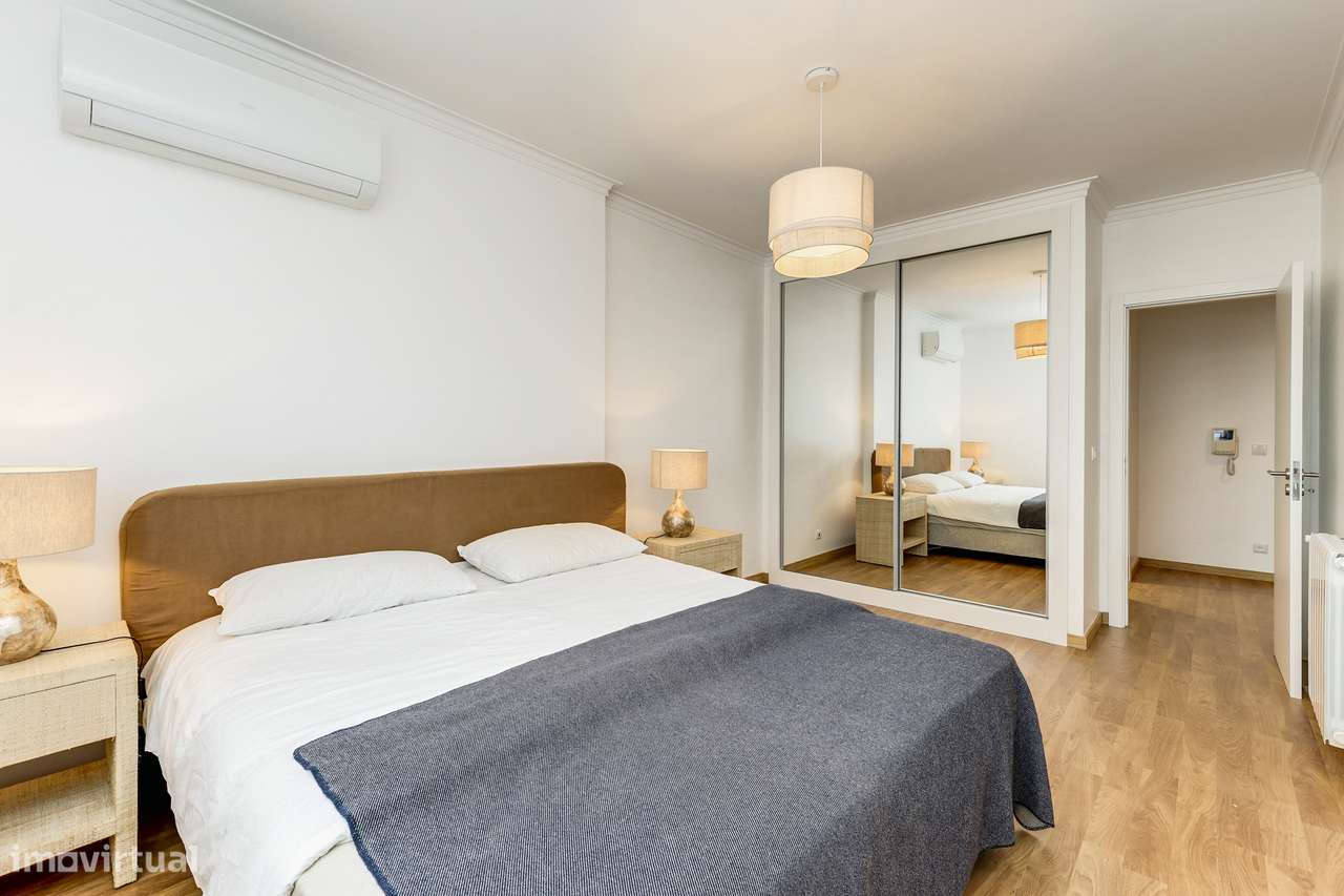 Luxuoso Duplex Costeiro: Design Contemporâneo e Vistas Deslumbrantes a - Grande imagem: 5/10