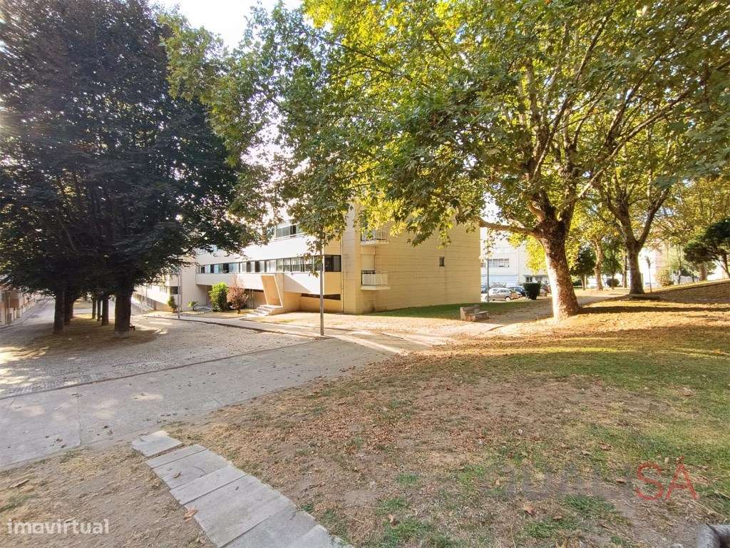 Apartamento T3 de gaveto com varandas, garagem fechada e excelentes...-39