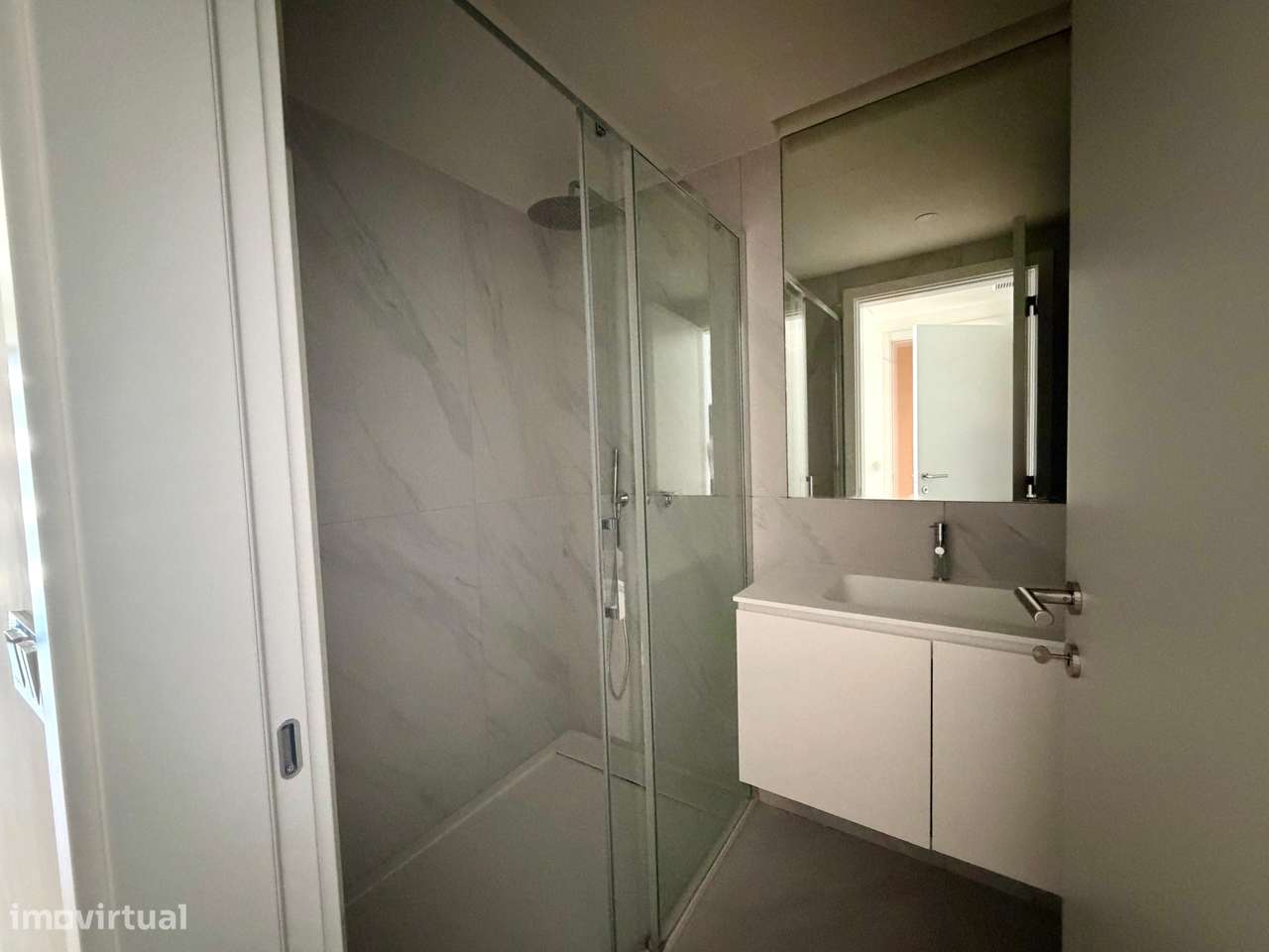 Apartamento T4 condomínio c/ piscina – Av. Novas-6