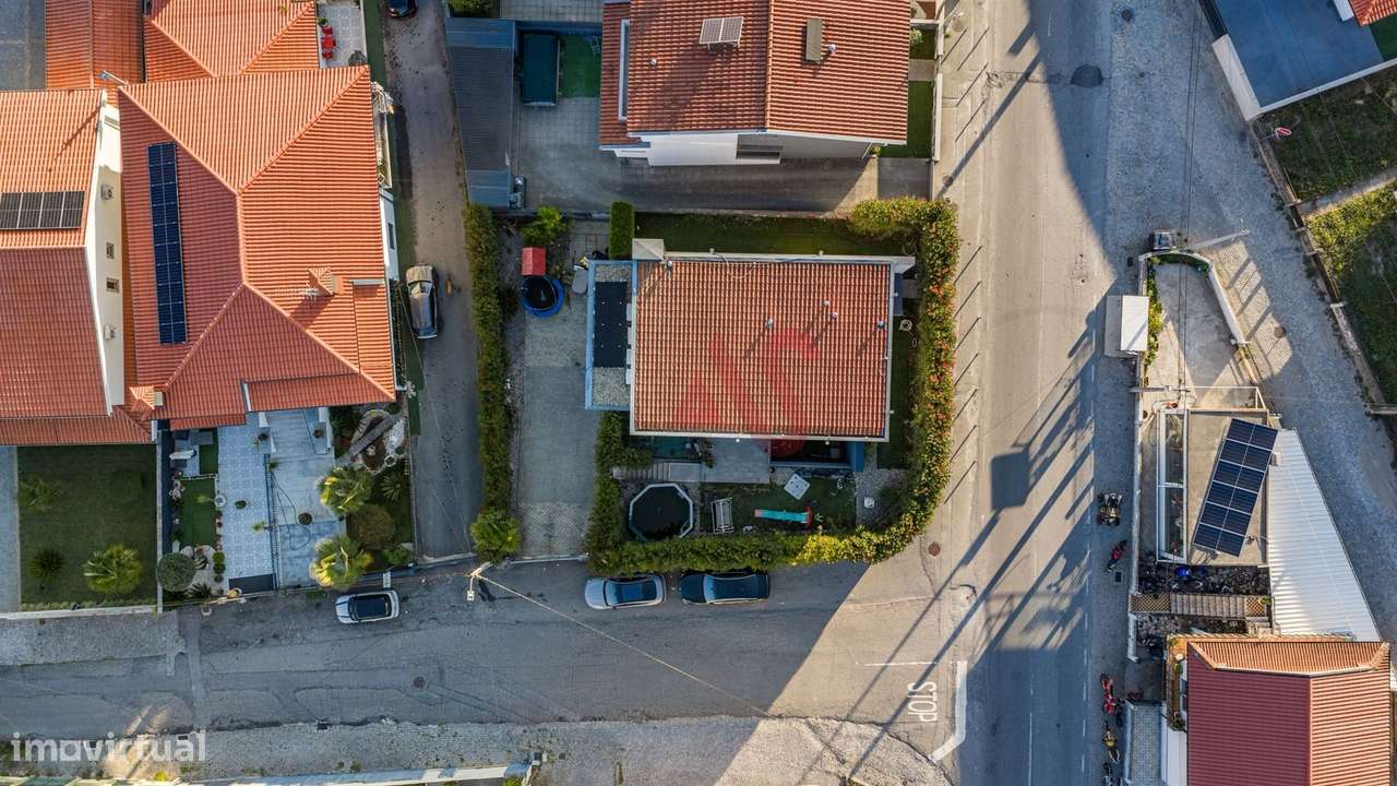 Moradia T4 com Suite Master, Jardim e Garagem para 4 carros | Corvite,-30