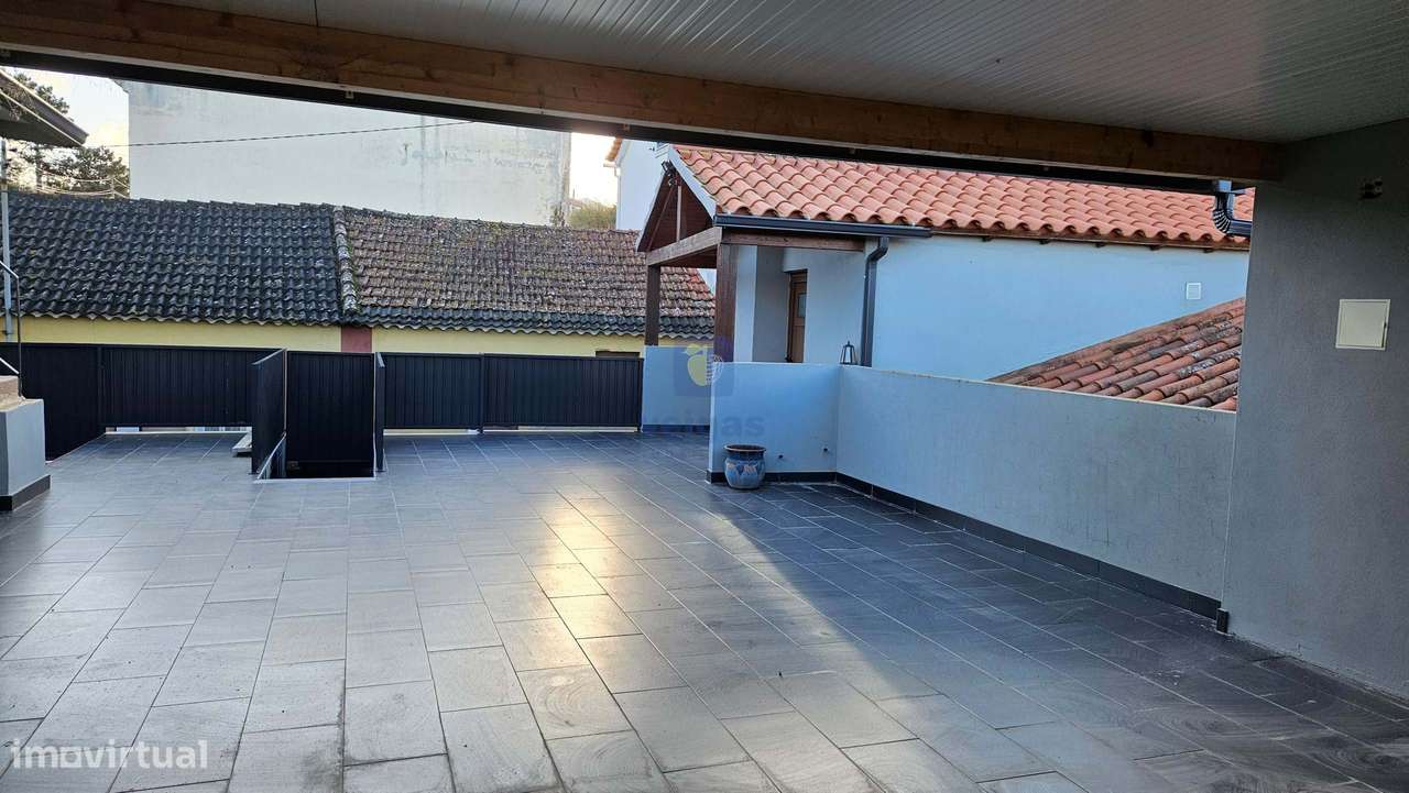 Edifício para Habitação e Comércio - Moradia T3 Renovada c/ Terraço e-11