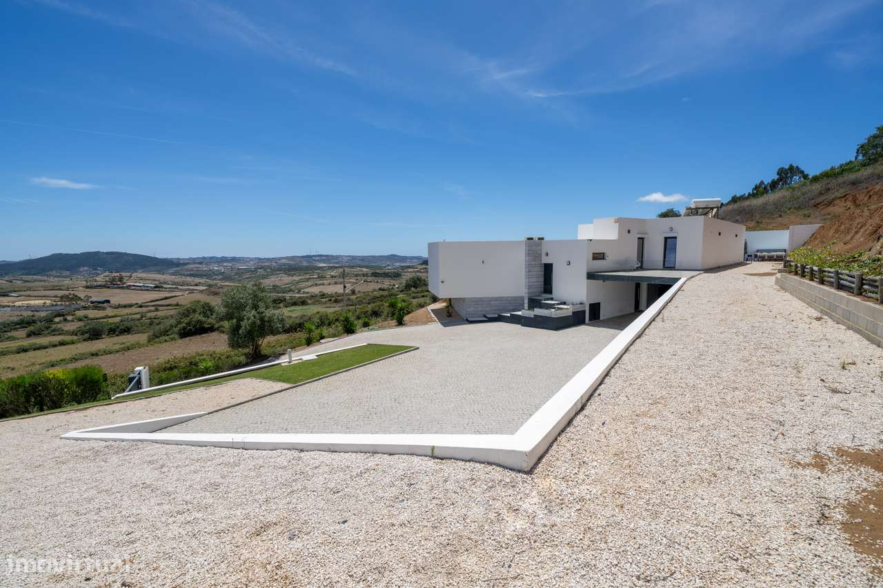 Moradia independente à venda na Estrada Velha da Avessada, 2665-41