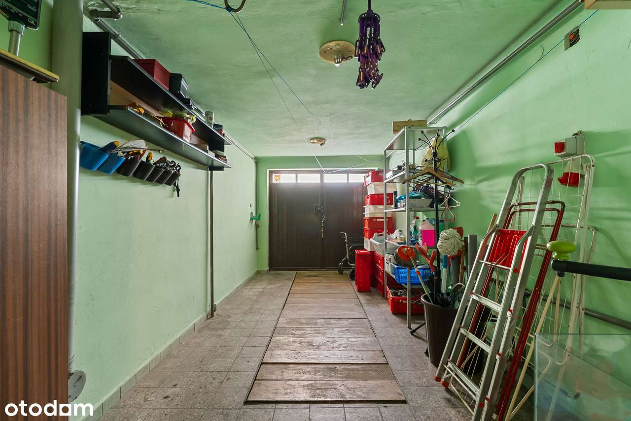 3-poziomowy dom z tarasem, 2 garażami i dużym ogrodem do aranżacji-19