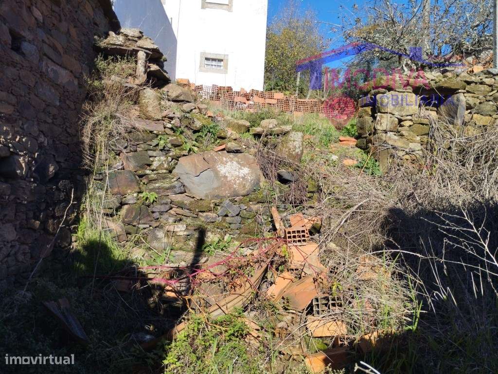 Ruina para reconstruir na freguesia de Castanheira de Pera - Grande imagem: 5/6