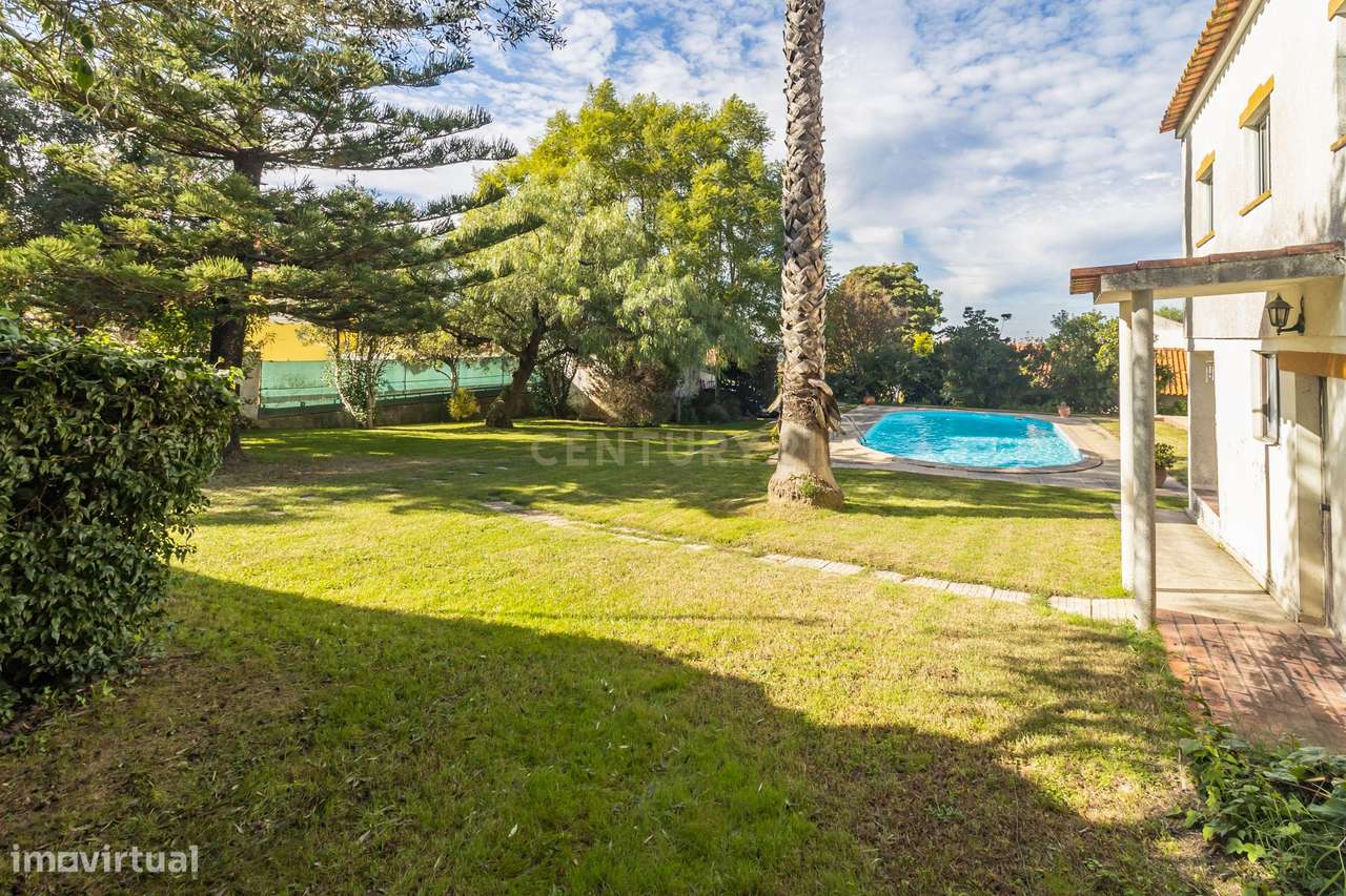 Moradia com construções de apoio, piscina e localização priviligiada-49