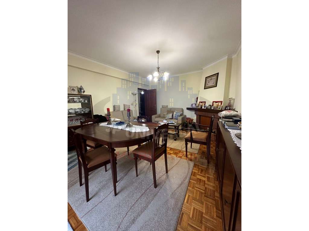 Vende-se Apartamento T3 junto à Avenida Marquês de Pombal - Grande imagem: 3/28