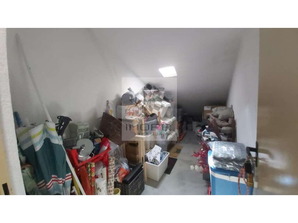 Fabuloso T4 na Radial em Odivelas com estacionamento!-46