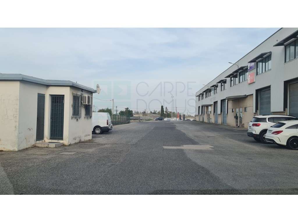 Amplo Armazém com escritórios na Nacional 10, Alverca do Ribatejo-48
