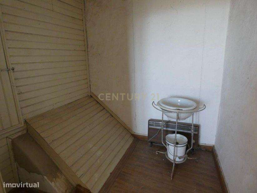 MONTEMOR-O-NOVO - Moradia que carece de obras.-18