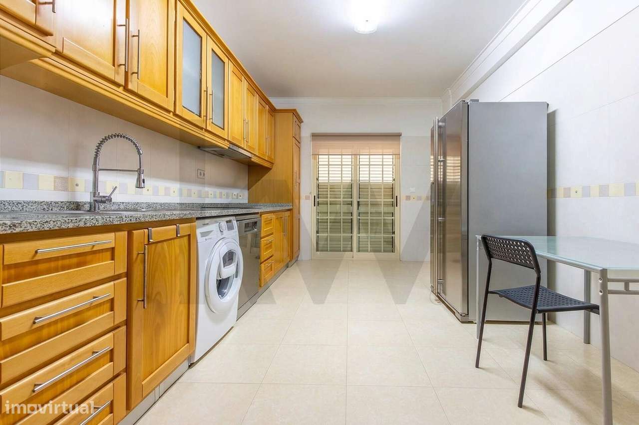 Excelente Moradia T3 - Vale de Milhaços, Corroios – Espaço, Conforto e-1