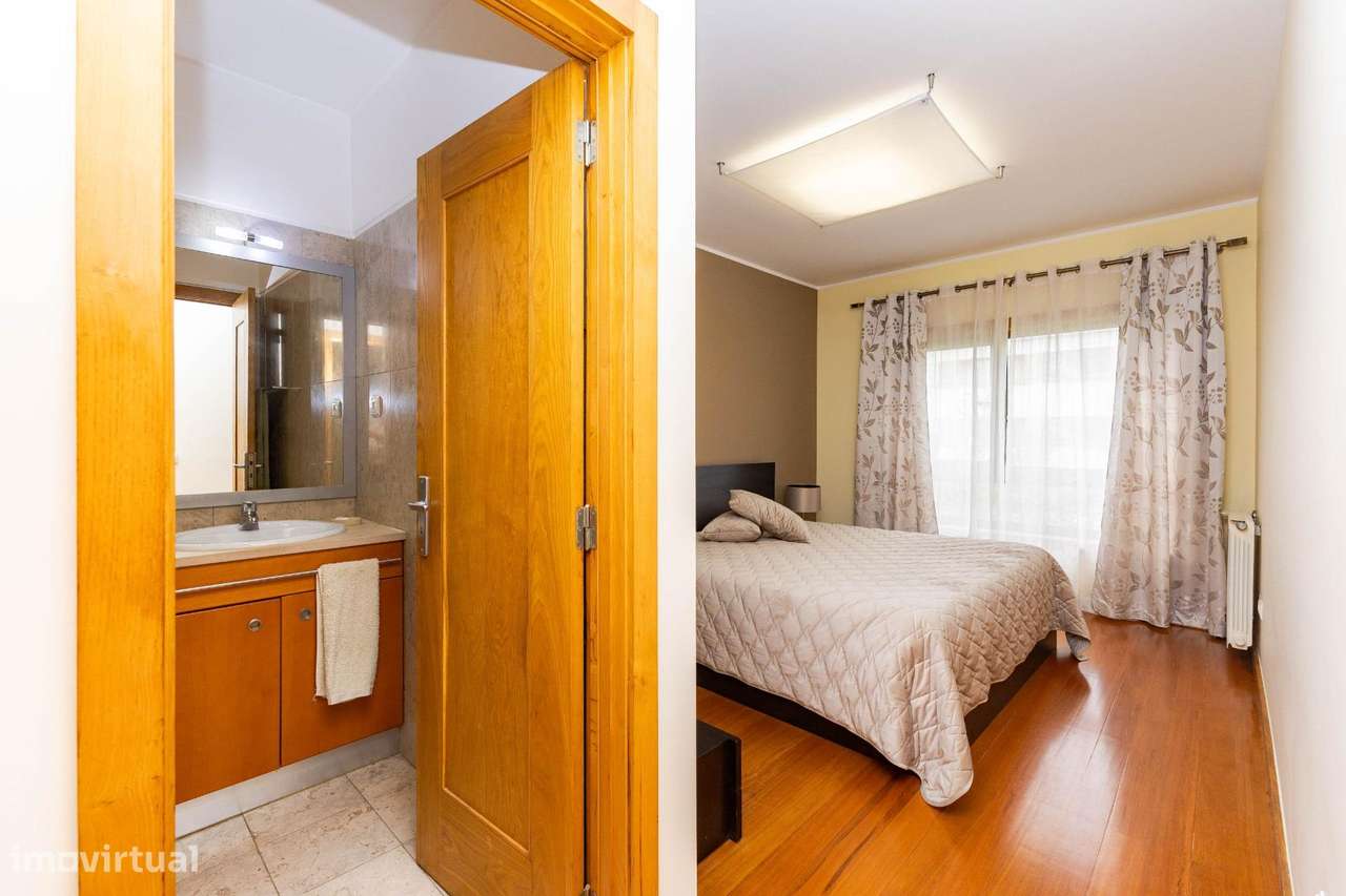 T3 Último Piso c/ Varanda, Garagem e Arrumos. Av. Altino Coelho,...-23