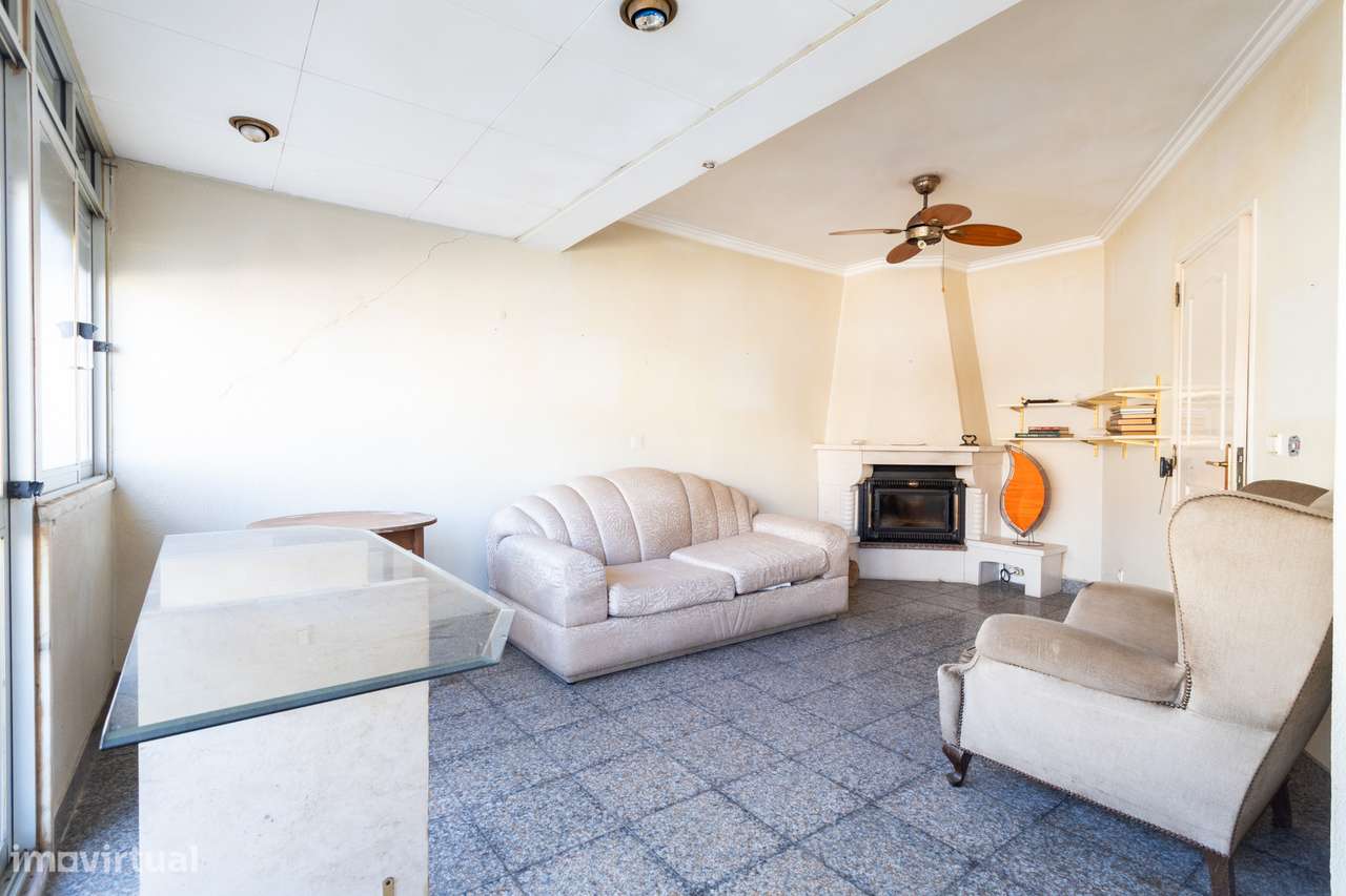 Apartamento T2 na Amadora: Potencial Único com Sótão e Varanda Solaren-22