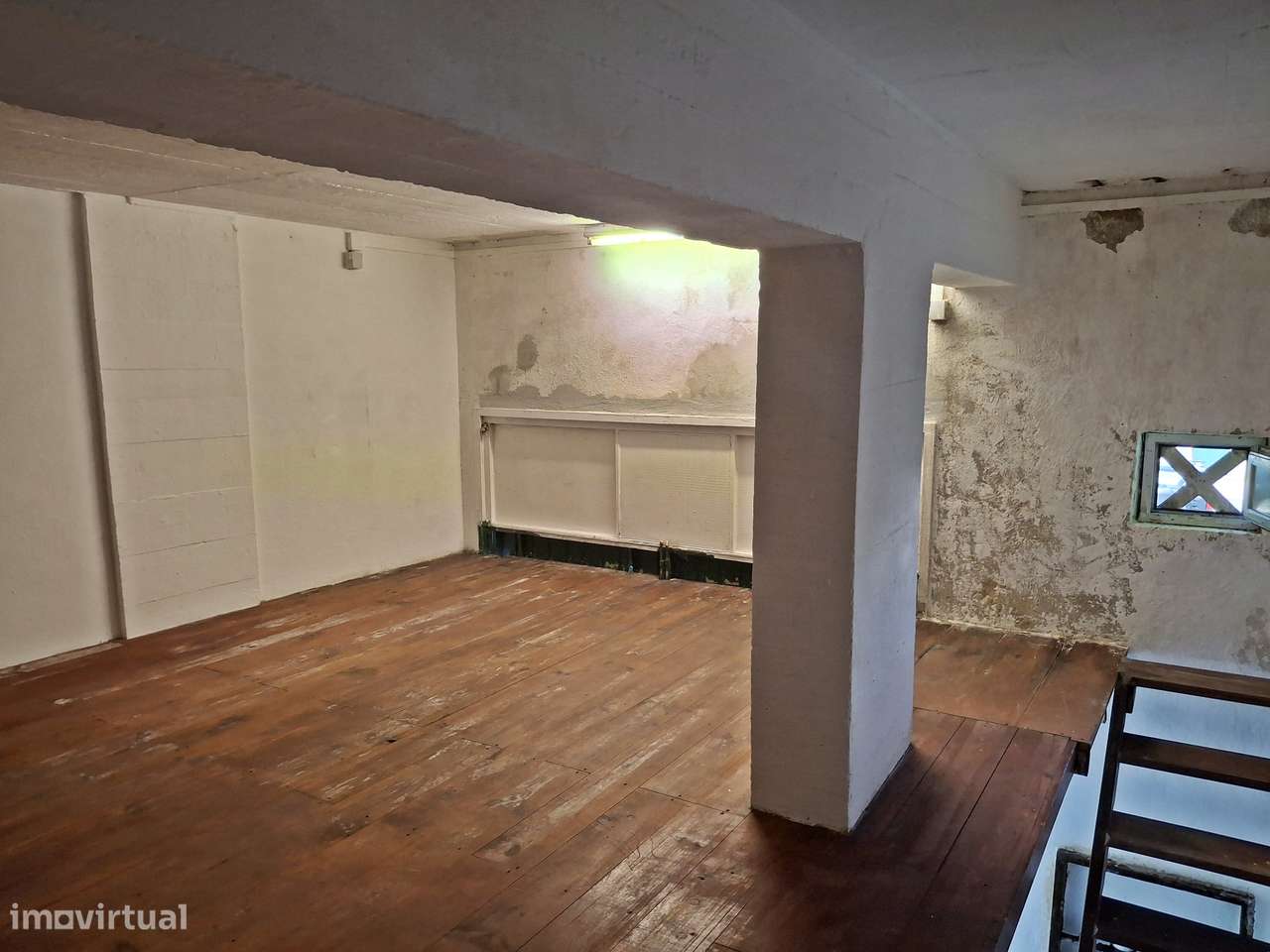 Garagem com saída para a rua. Transformada em loft. Bem localizada.-7