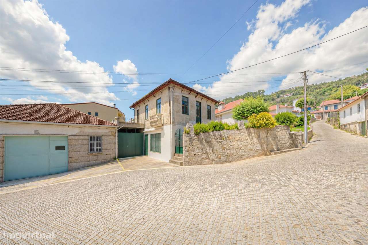 Moradia T2 renovada com Terraço, Jardim e Armazém - Centro de Baltar-36