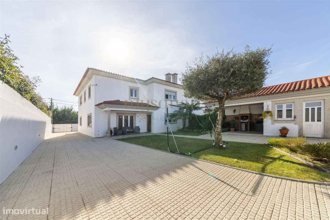 Moradia T4 geminada, com excelentes áreas, a 2 minutos do centro de Sa-2