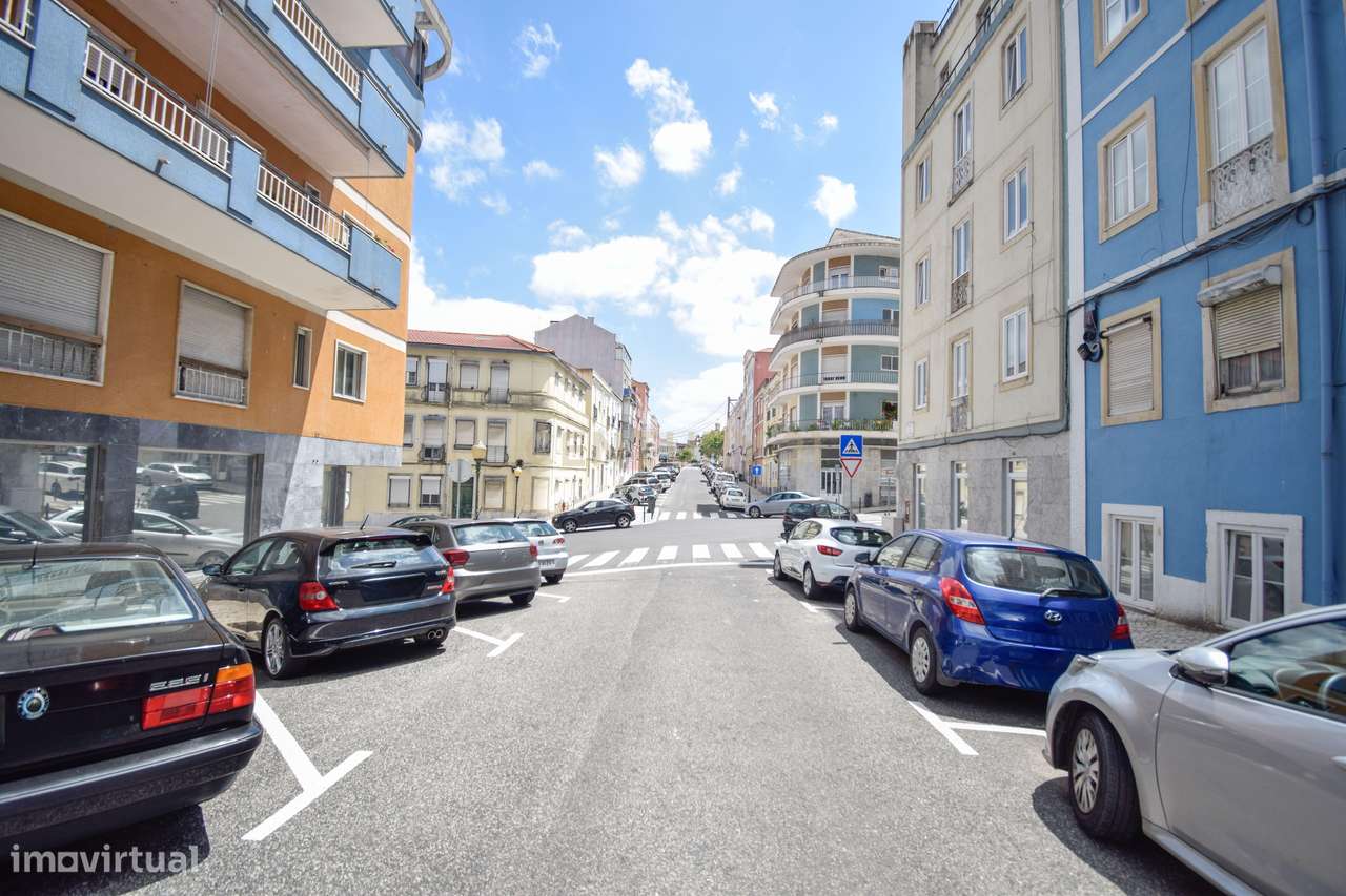 Apartamento T2 em zona central, inserido em prédio com 2 elevadores e-17