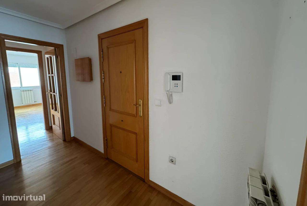 Espaçoso T3 com 106 m2 e Estacionamento – Zona Residencial - Grande imagem: 2/23